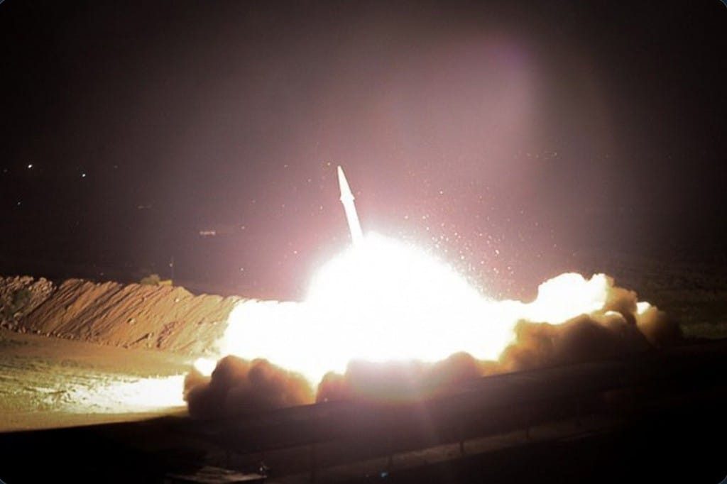 tên lửa Iran phóng tấn công căn cứ quân sự Mỹ. Ảnh: FarsNews.