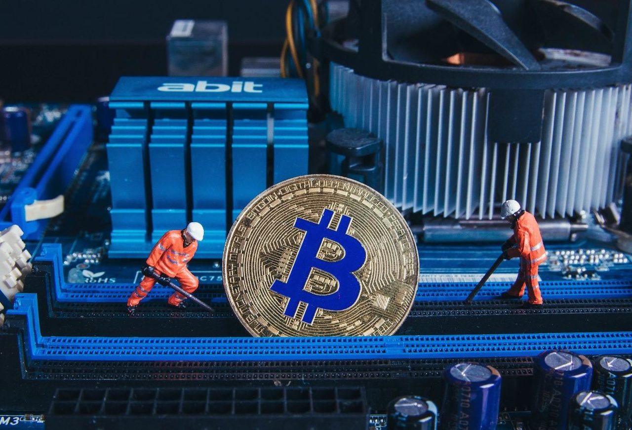 Công ty khai thác Bitcoin này vừa chi gần 900 triệu USD mua máy đào