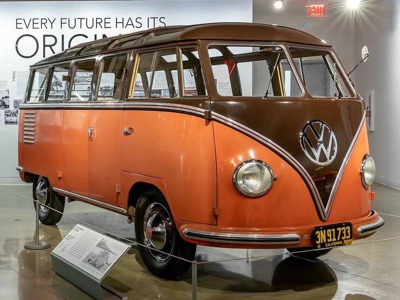 Chiếc xe Volkswagen Type 2 DeLuxe Microbus 1952