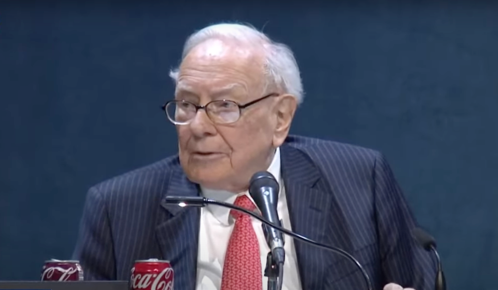Buffett phát biểu tại hội nghị cổ đông thường niên của Berkshire Hathaway. Nguồn: CNBC