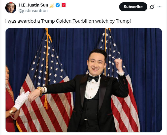 Sun đã được trao tặng một chiếc đồng hồ trong buổi lễ tại sự kiện. Nguồn: Justin Sun