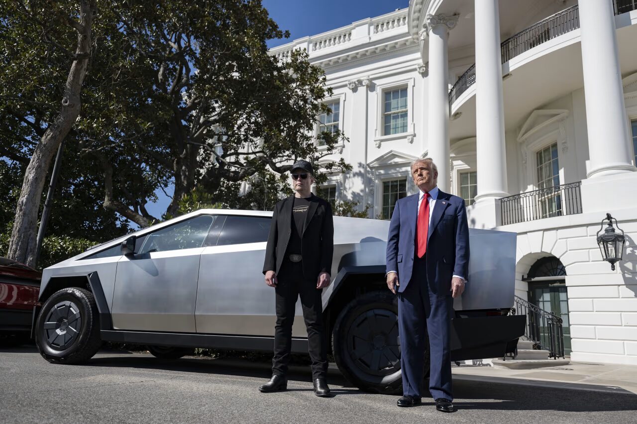 Tổng thống Trump và Elon Musk tại Nhà Trắng để giới thiệu về xe của công ty vào tháng 3. Nguồn: WSJ
