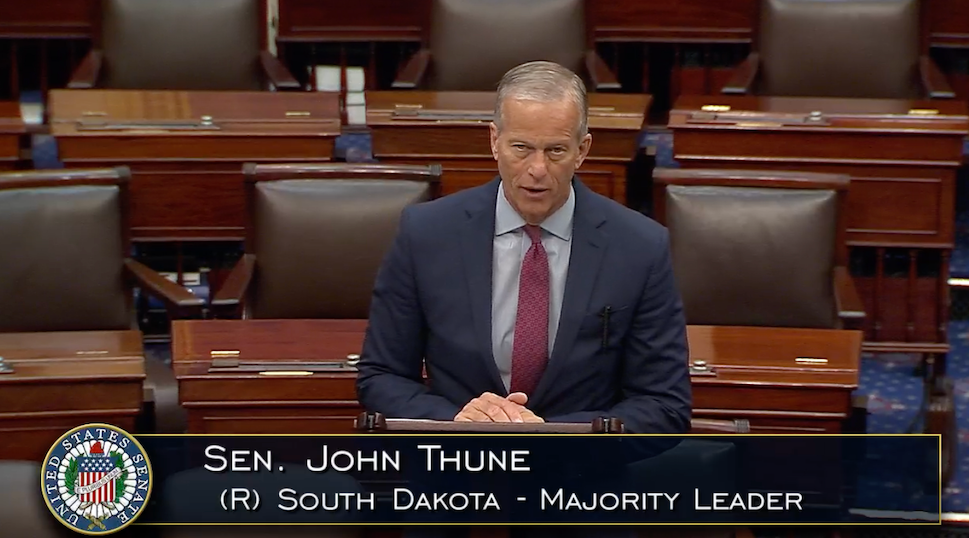 Lãnh đạo phe đa số tại Thượng viện John Thune đã phát biểu vào thứ Tư ủng hộ việc bỏ phiếu cho Đạo luật GENIUS. Nguồn: Thượng viện Hoa Kỳ