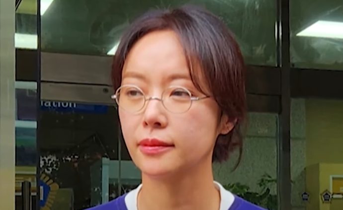 Nữ diễn viên Hàn Quốc và cựu ngôi sao nhạc pop Hwang Jung-eum phát biểu với các phóng viên bên ngoài một chi nhánh của Tòa án quận Jeju vào ngày 25 tháng 9 năm 2025. (Nguồn: Channel A News [Hàn Quốc]/Ảnh chụp màn hình)